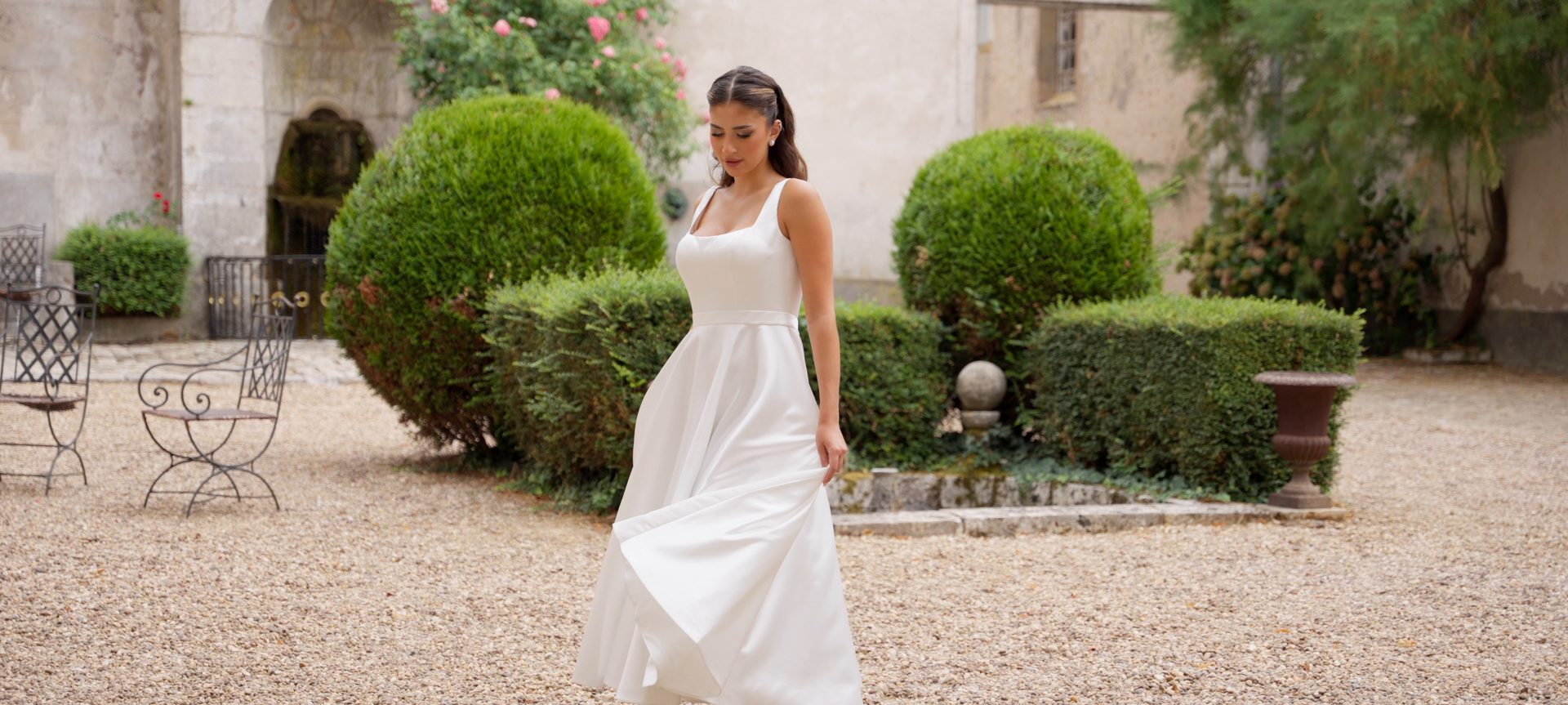 Robe de mariée du Studio, dans le jardin du château