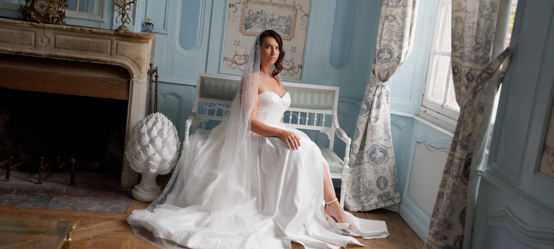 Robe de mariée du Studio, dans un salon du château