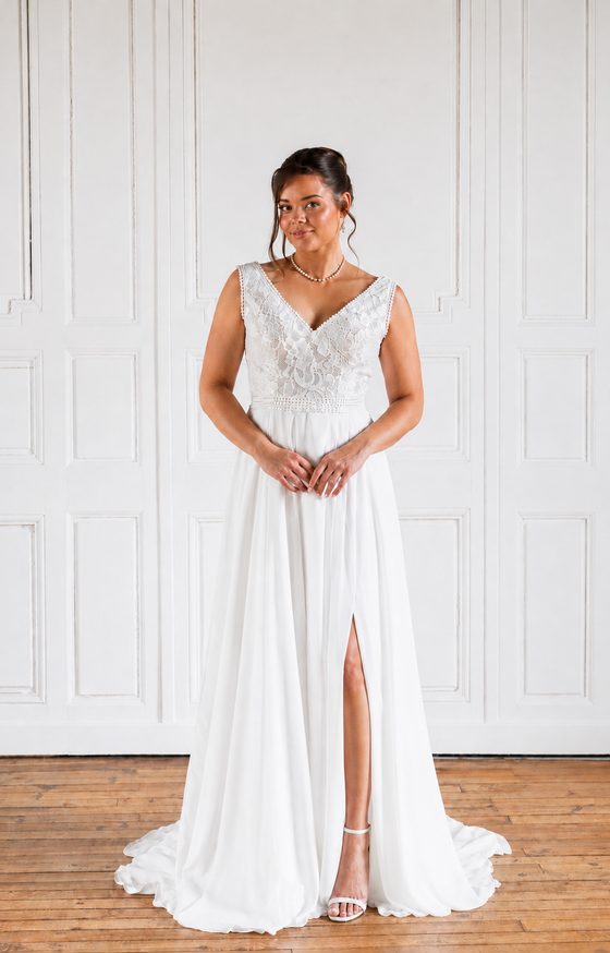 Robe de mariée Lina, décolleté V classique, manches bretelles épaisses, avec fente