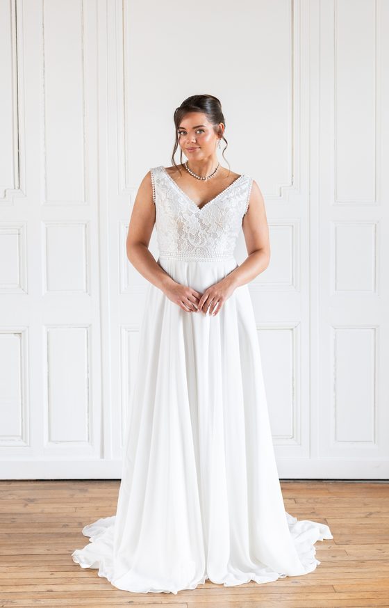 Robe de mariée Lina, décolleté V classique, manches bretelles épaisses, sans fente