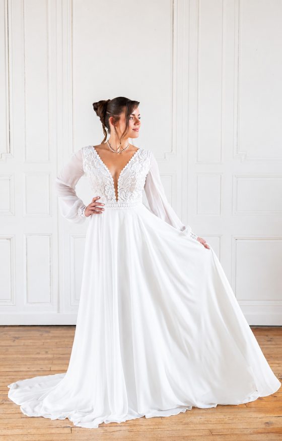 Robe de mariée Lina, décolleté plongeant, manches mousseline, sans fente