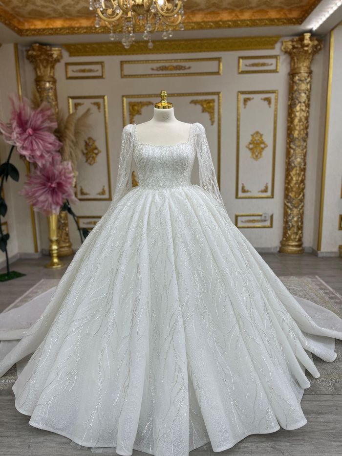 Robe princesse avec manches longues, encolure carrée