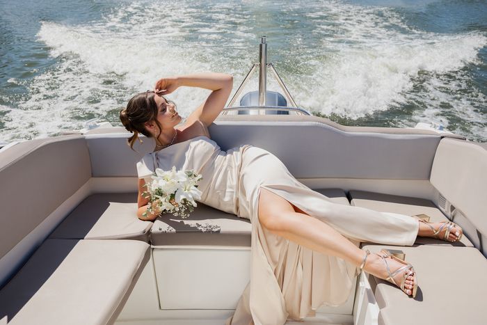 Robe champagne en satin drapé, longue fente