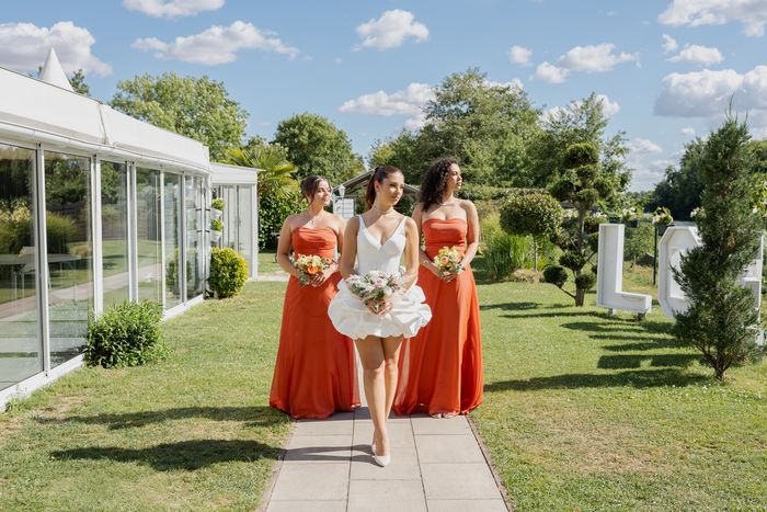 Robes de demoiselles d'honneur orange dans un parc