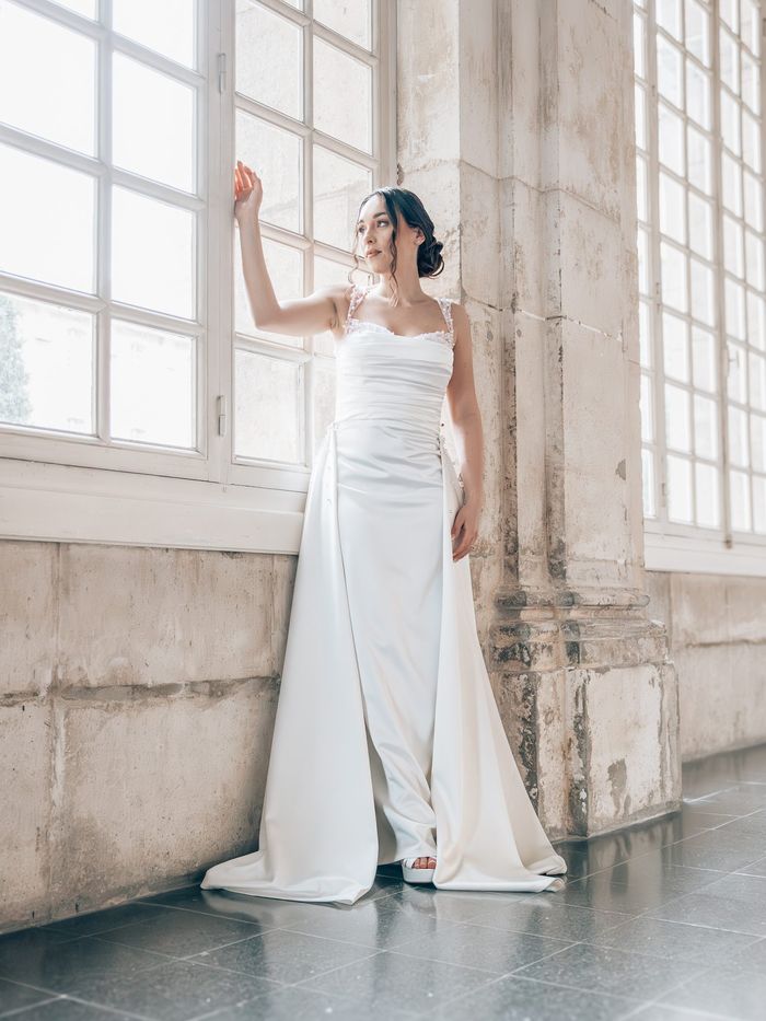 Robe de mariée satin à bretelles, surjupe détachable