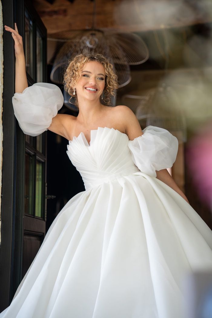 Robe princesse avec manchettes bouffantes, bustier plissé