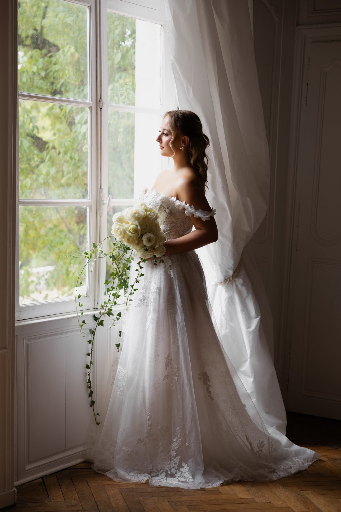 Robe de mariée à épaules dénudées avec traîne