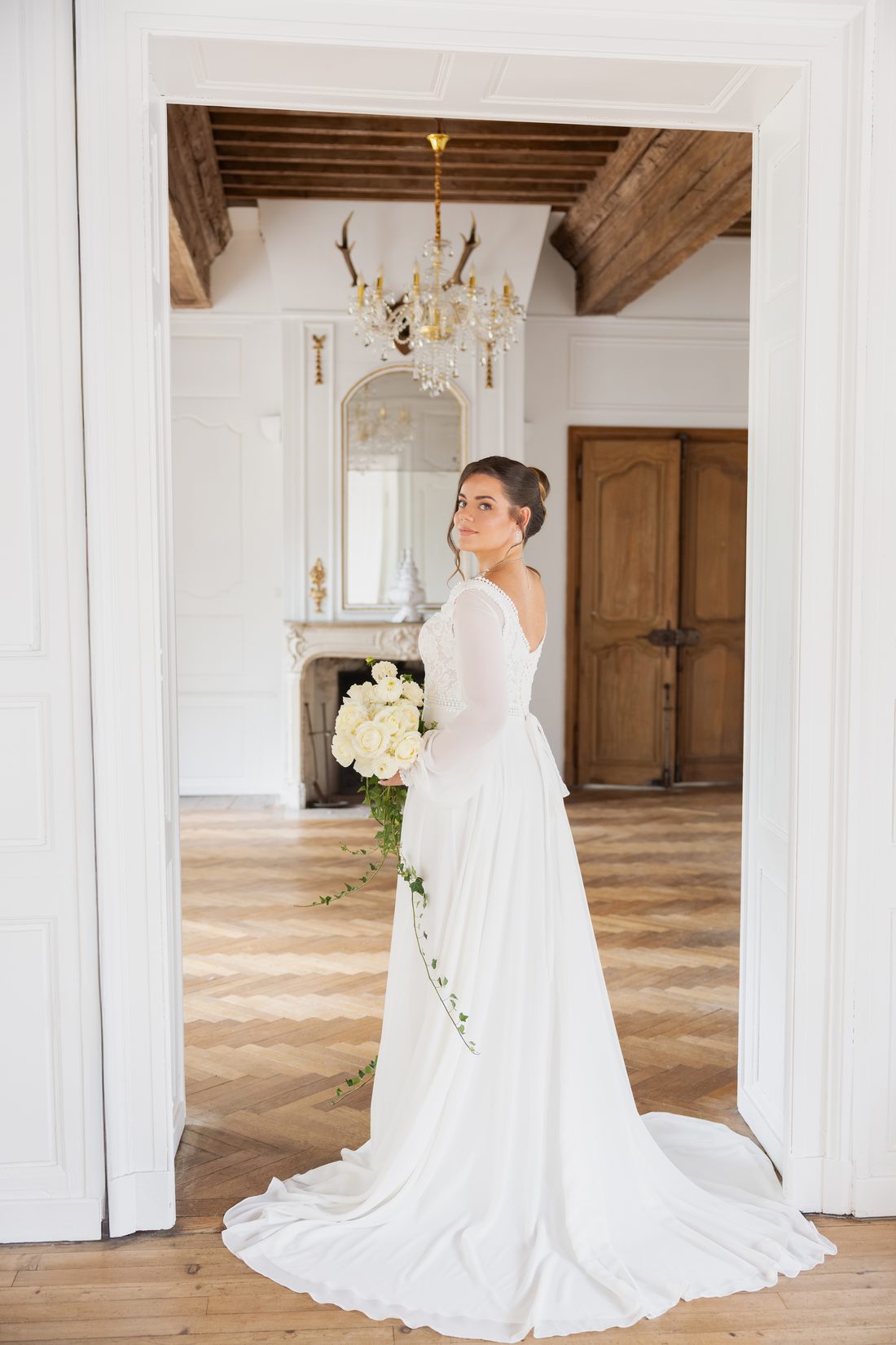 Robe à traîne, de dos dans une enfilade de portes